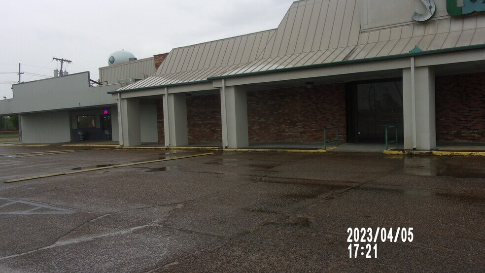 More Photos Of 1656 Martin Luther King Blvd N, Greenville Department Store For Sale