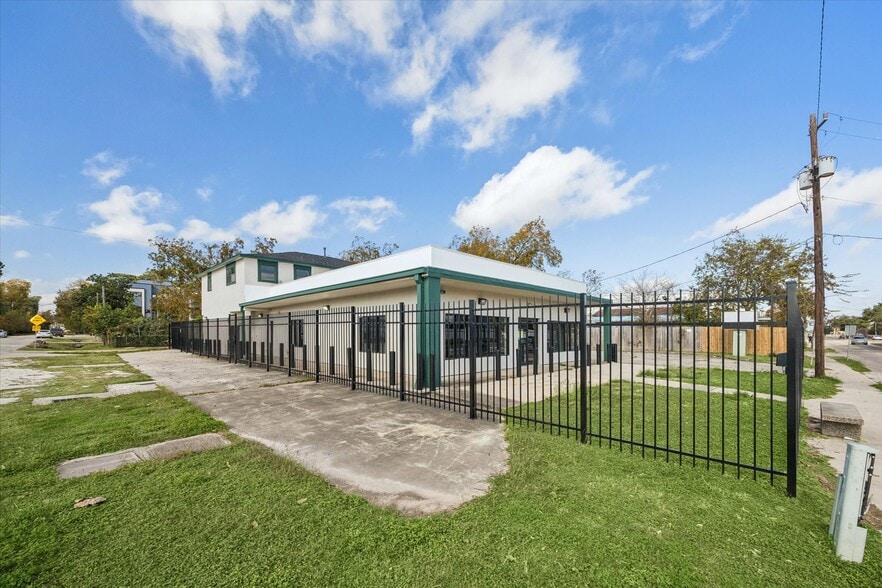 More Photos Of 4901 Yale St, Houston Office For Sale