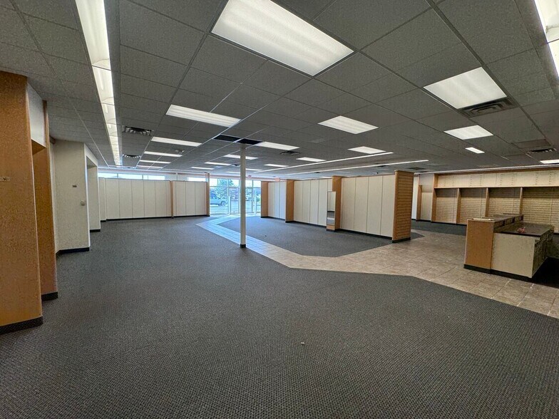 More Photos Of 1710 E Jackson St, Macomb Storefront For Lease
