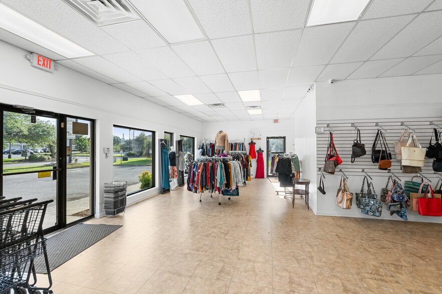 More Photos Of 6 Television Cir, Savannah Freestanding For Lease
