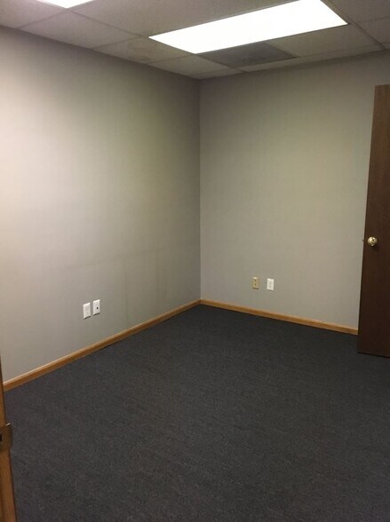 More Photos Of 423 Main St, Windsor Office For Lease