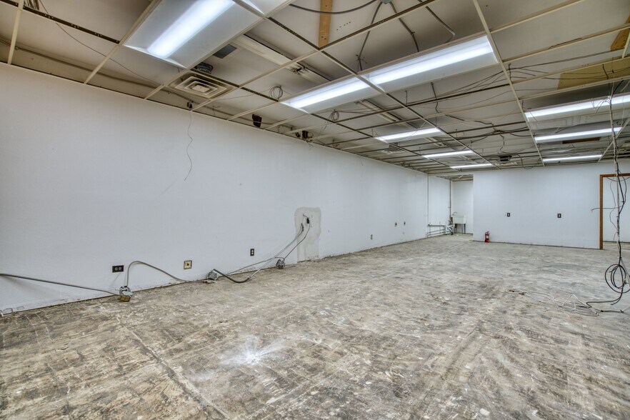 More Photos Of 900 Coffman St, Longmont General Retail For Lease