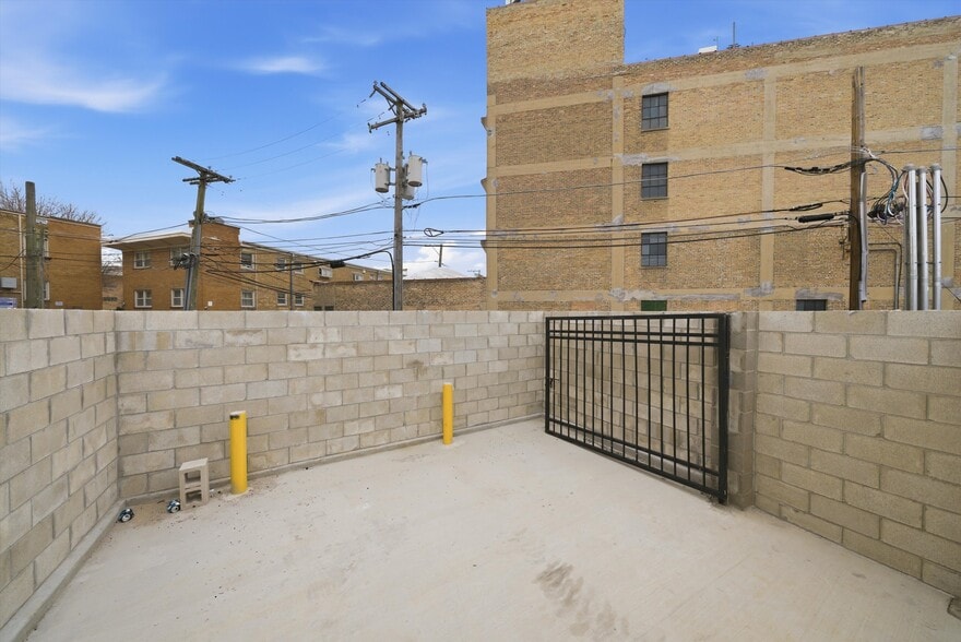 More Photos Of 2201 W Howard St, Chicago Restaurant For Lease