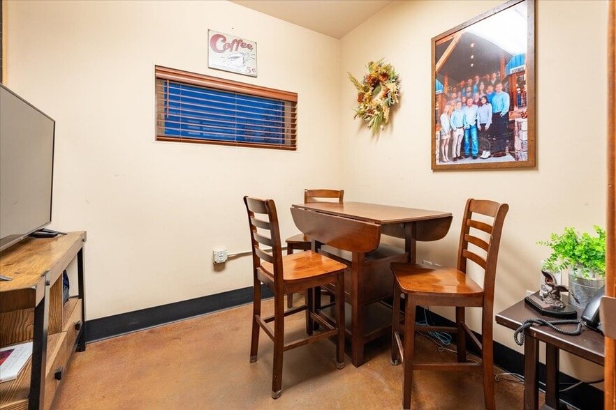 More Photos Of 1502 Minnie St, Fairbanks Industrial For Sale