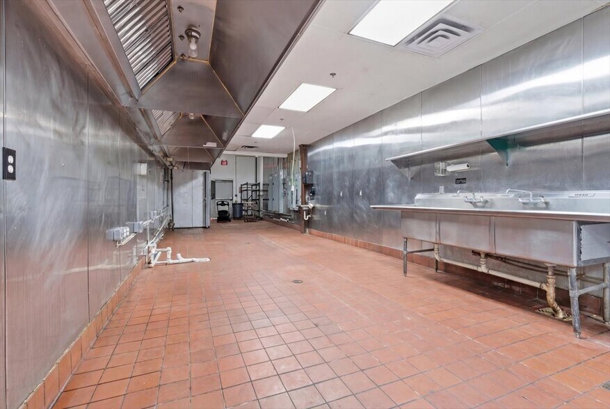 More Photos Of 2113 S Air Depot Blvd, Oklahoma City General Retail For Sale
