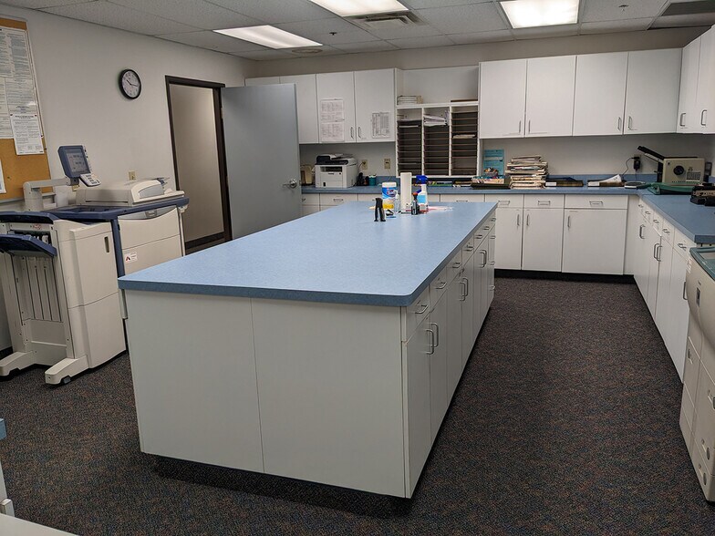 More Photos Of 1407 Rensen St, Lansing Office For Sale