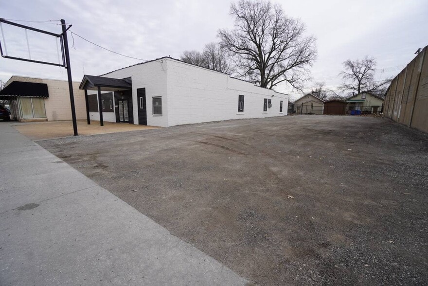 More Photos Of 2256 Madison Ave, Granite City Flex For Sale