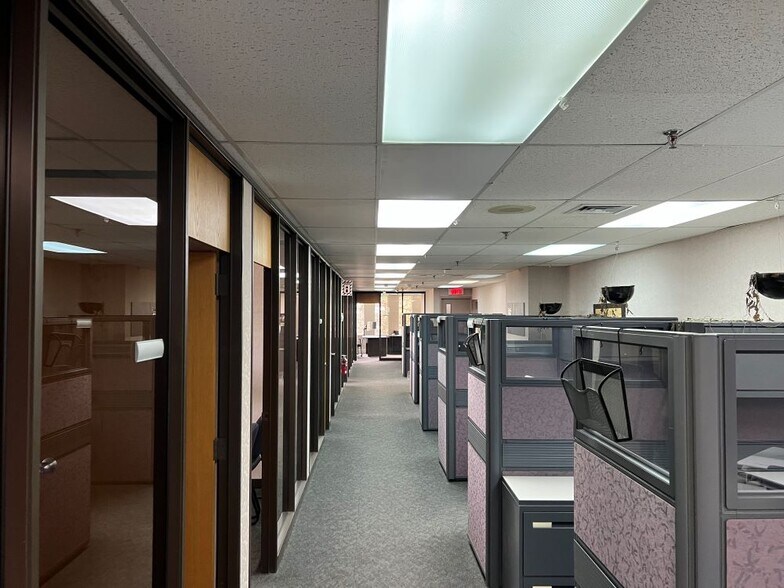 More Photos Of 3800 Boul Du Tricentenaire, Montréal Warehouse For Sale