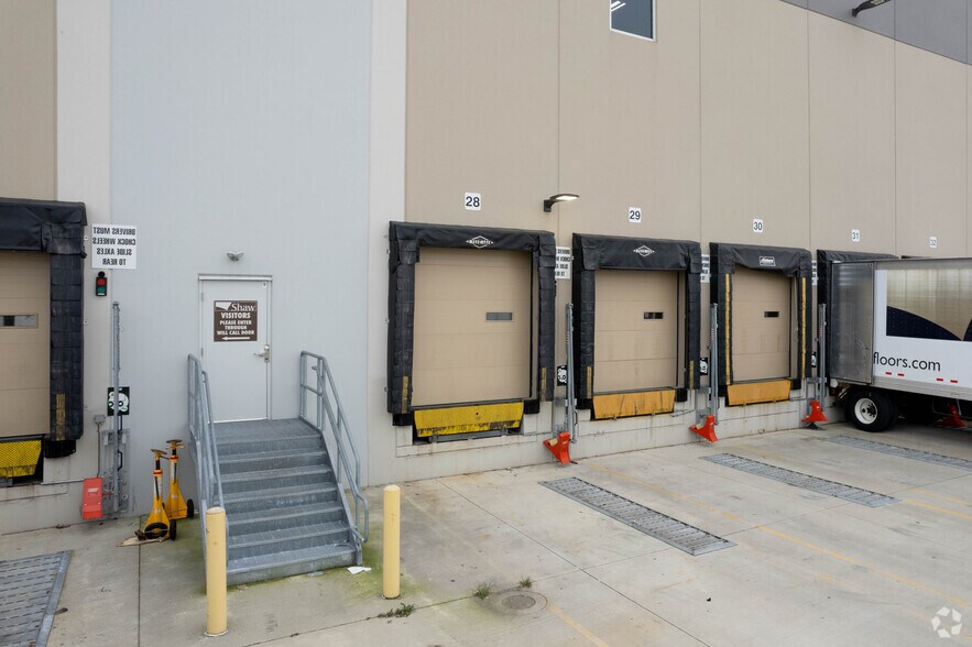 More Photos Of 8580 Seward Rd, Fairfield Distribution For Lease