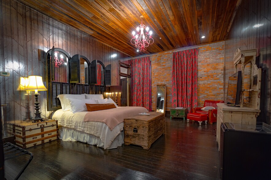 More Photos Of 221 W Main St, Tishomingo Hotel For Sale