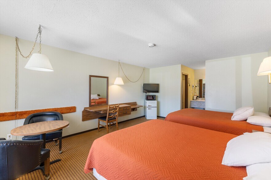 More Photos Of 1354 S 2nd St, Raton Hotel For Sale