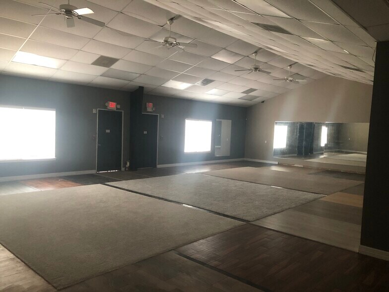 More Photos Of 8863 Anderson Mill Rd, Austin Showroom For Lease