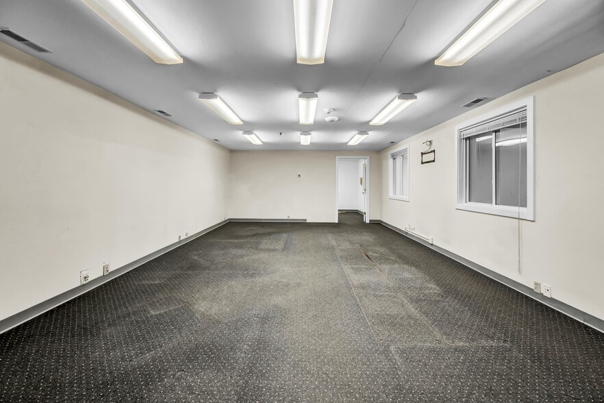 More Photos Of 50 S End Plz, New Milford Light Distribution For Sale