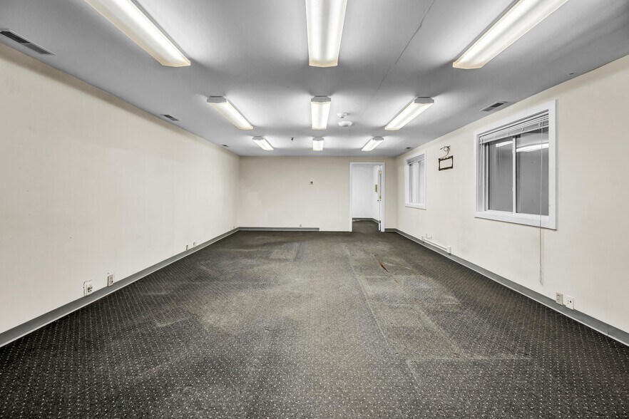 More Photos Of 50 S End Plz, New Milford Light Distribution For Sale