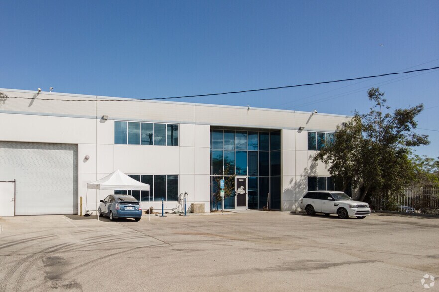 More Photos Of 7900 Gloria Ave, Van Nuys Warehouse For Lease