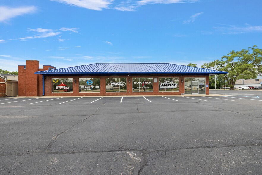 More Photos Of 47979 Van Dyke, Shelby Township Freestanding For Sale