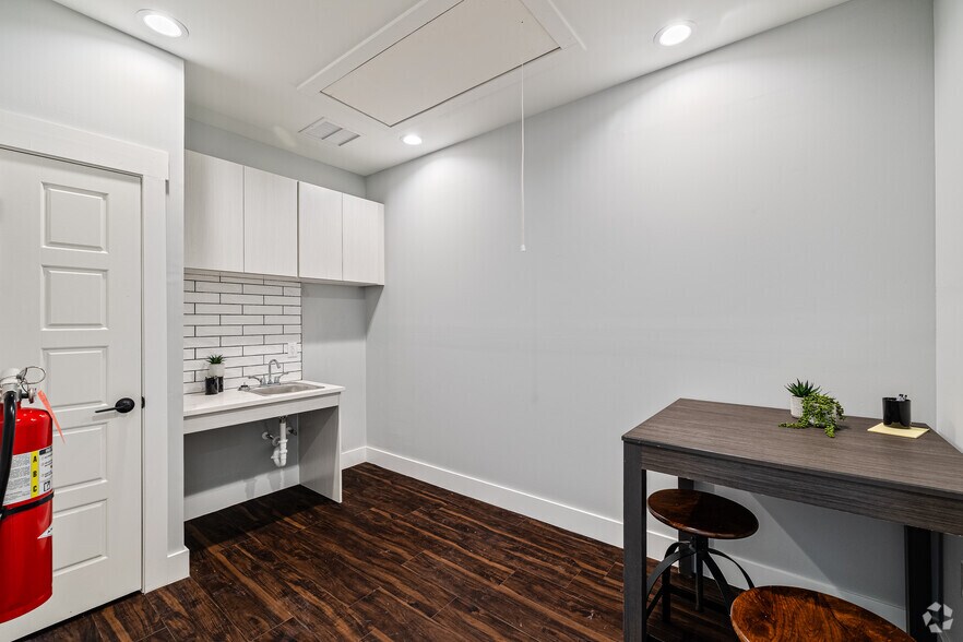 More Photos Of 1646 Corsair Ln, Middleburg Medical For Sale