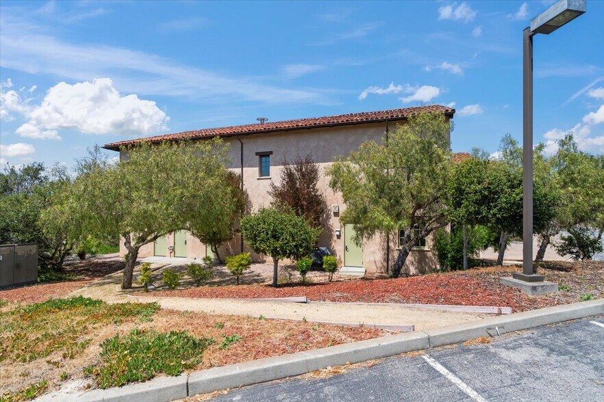 More Photos Of 10 Harris Ct, Monterey Medical For Sale