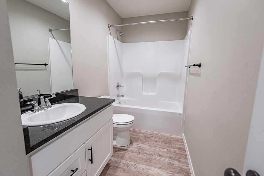 More Photos Of 1225 E Paragon, Springfield Specialty For Sale