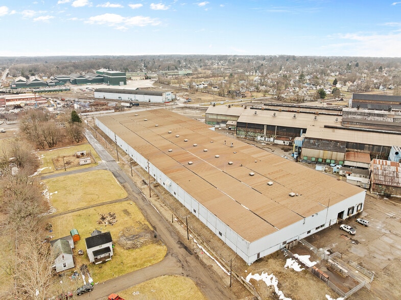 More Photos Of 1001 E Broadway St, Alliance Industrial For Sale