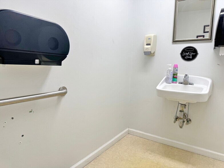 More Photos Of 18119 N Sussex Hwy, Bridgeville Office For Sale