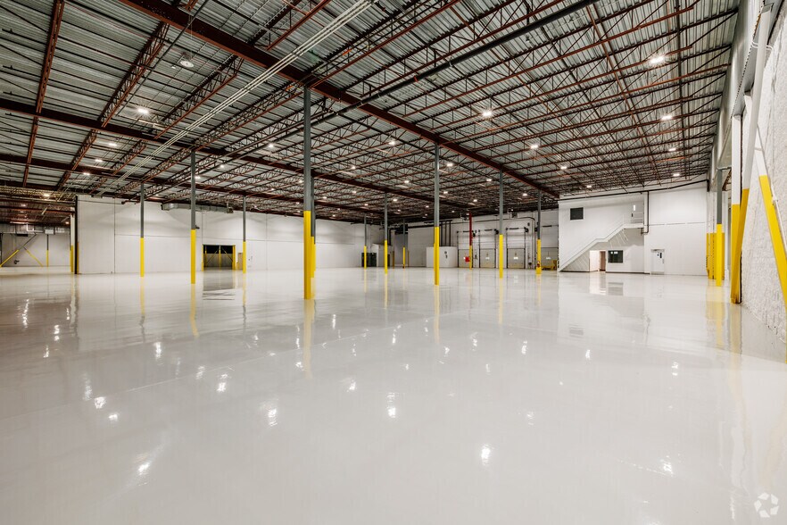 More Photos Of 1660-1700 Boul Hymus, Dorval Warehouse For Lease