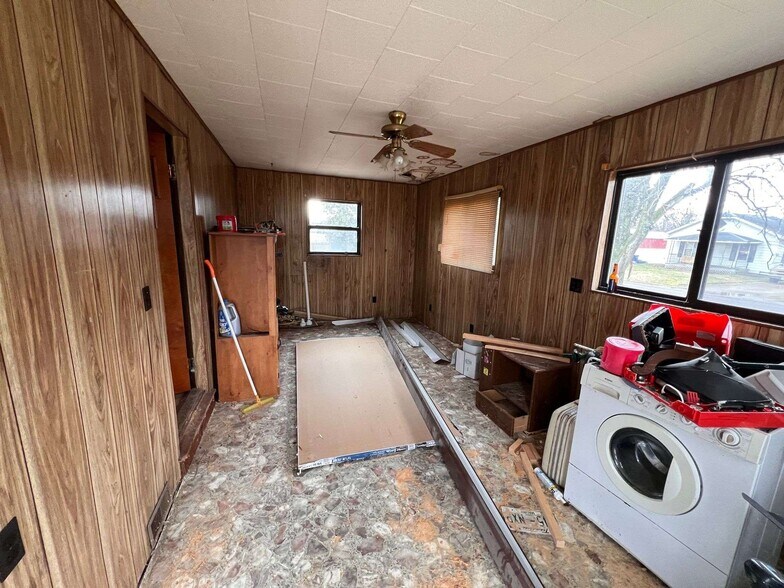 More Photos Of 718 N Illinois St, Tilden Specialty For Sale