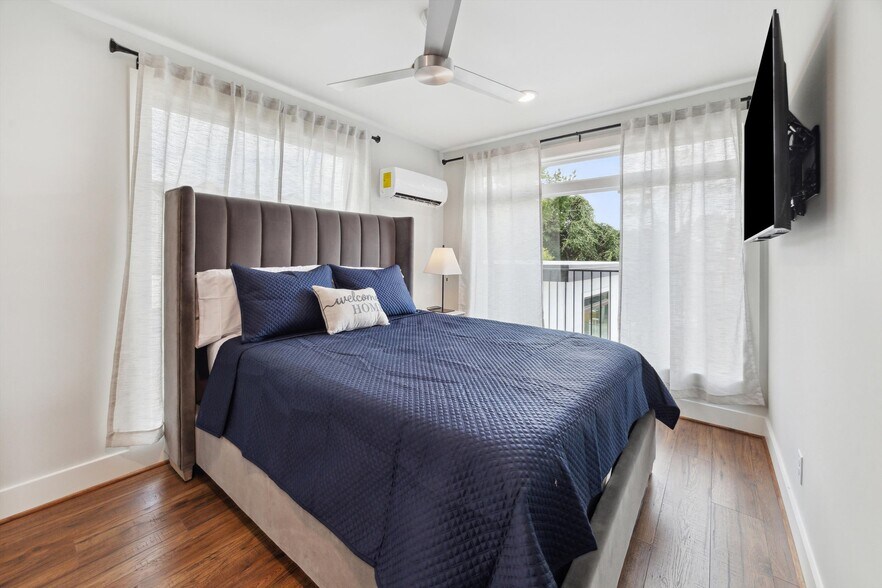 More Photos Of 963 Judiway St, Houston General Retail For Sale