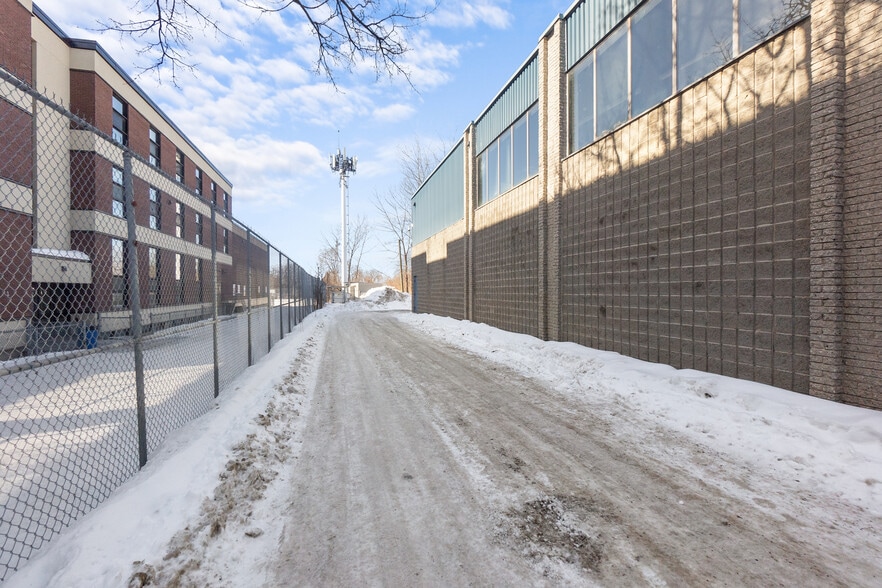 More Photos Of 403-409 Rue Saint-Roch, Montréal Warehouse For Sale