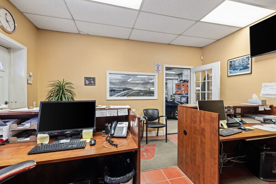 More Photos Of 20 Woodland St, Methuen Auto Repair For Sale