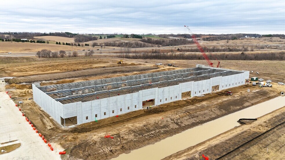 More Photos Of 4500 SE Army Post Rd, West Des Moines Flex For Lease