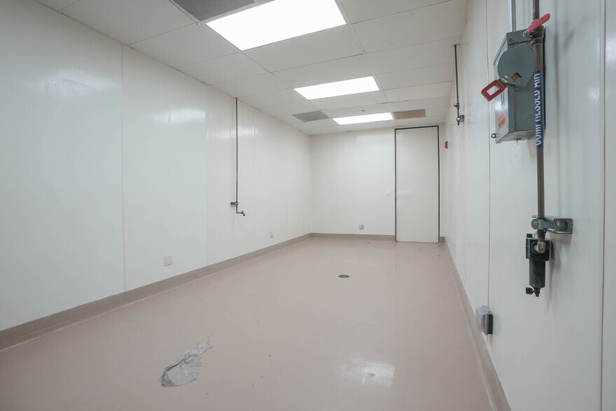 More Photos Of 10410 Corporate Dr, Sugar Land Research And Development For Lease