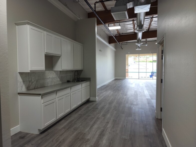 More Photos Of 1459-1523 W Gurley St, Prescott Unknown For Lease