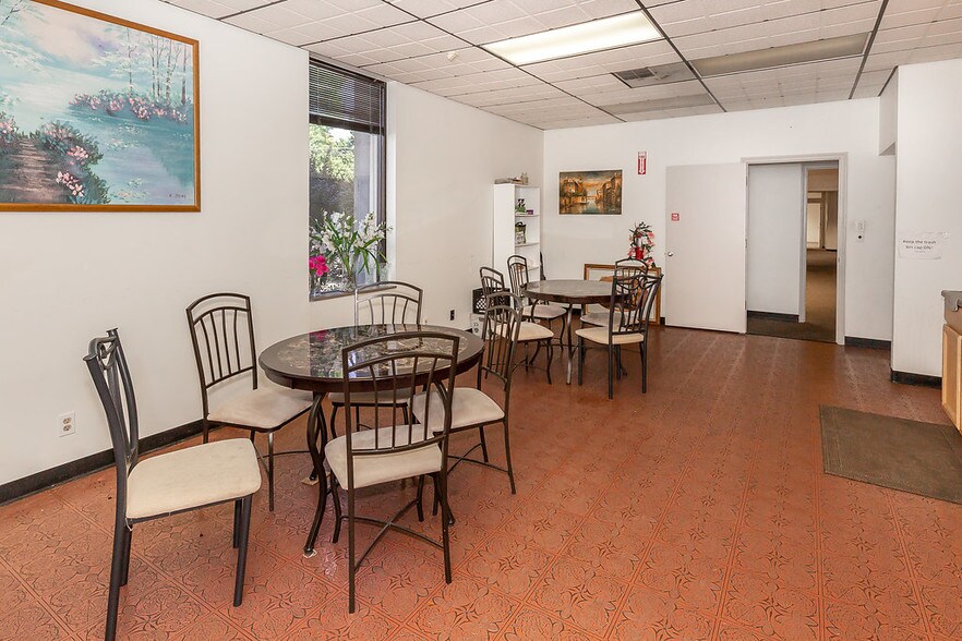 More Photos Of 8901 Washington St, Kansas City Showroom For Sale