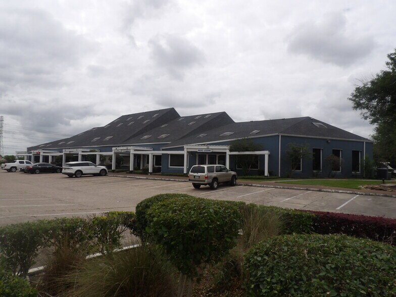 More Photos Of 17300 Saturn Ln, Houston Medical For Lease
