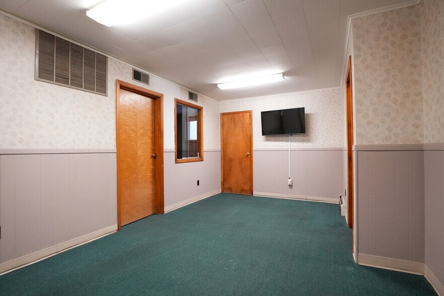 More Photos Of 277 Division St N, North Tonawanda Office For Sale