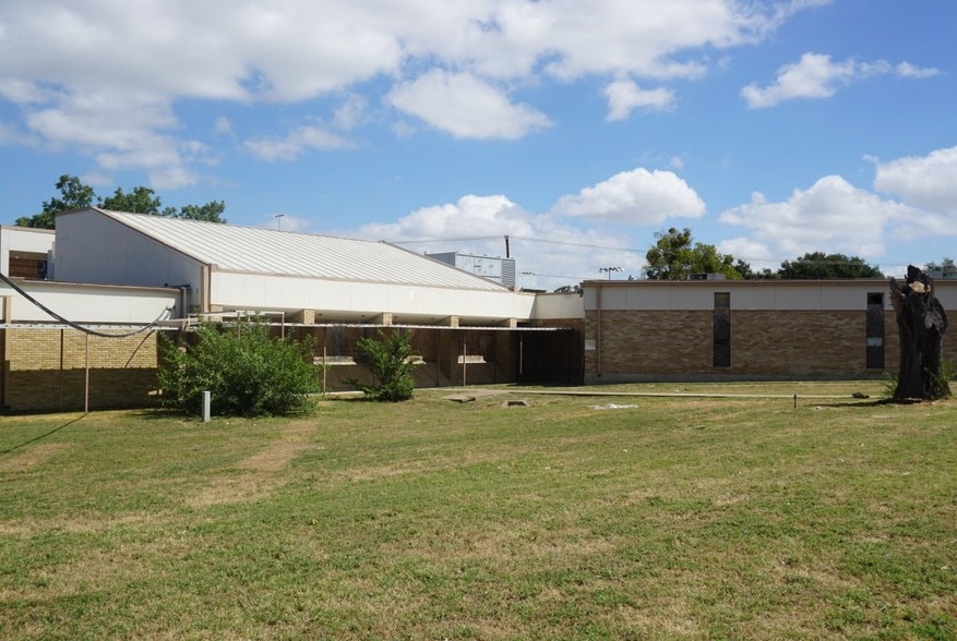 More Photos Of 819-901 N O'Connor Rd, Irving Office For Sale