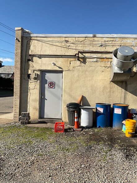 More Photos Of 1000-1010 Broadview Blvd, Brackenridge Freestanding For Lease