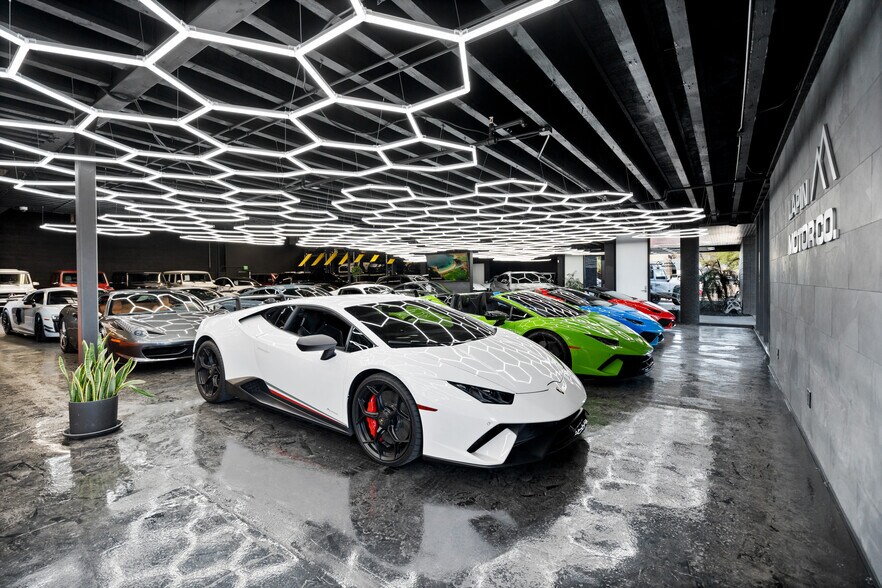 More Photos Of 14982 N 83rd Pl, Scottsdale Showroom For Sale