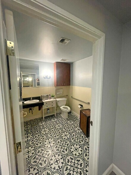 More Photos Of 3175 Riverside Blvd, Sacramento Office For Sale