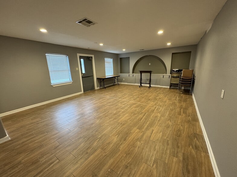 More Photos Of 618 Baca St, Houston Religious Facility For Sale