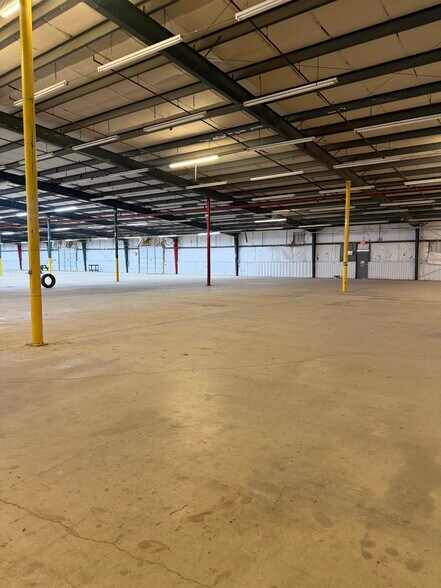 More Photos Of 1301 East Ave, Carrizo Springs Warehouse For Lease