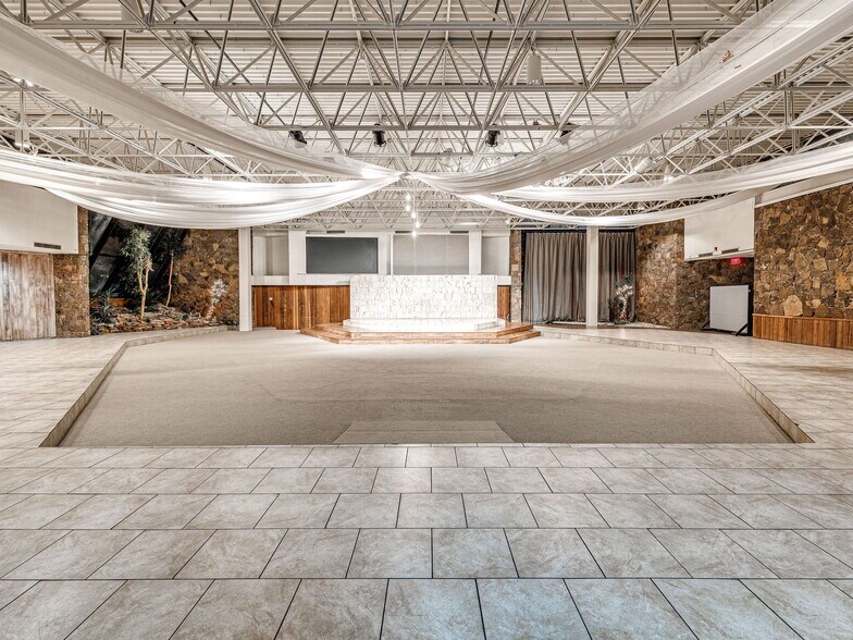 More Photos Of 6009 NW Expressway St, Oklahoma City Specialty For Sale