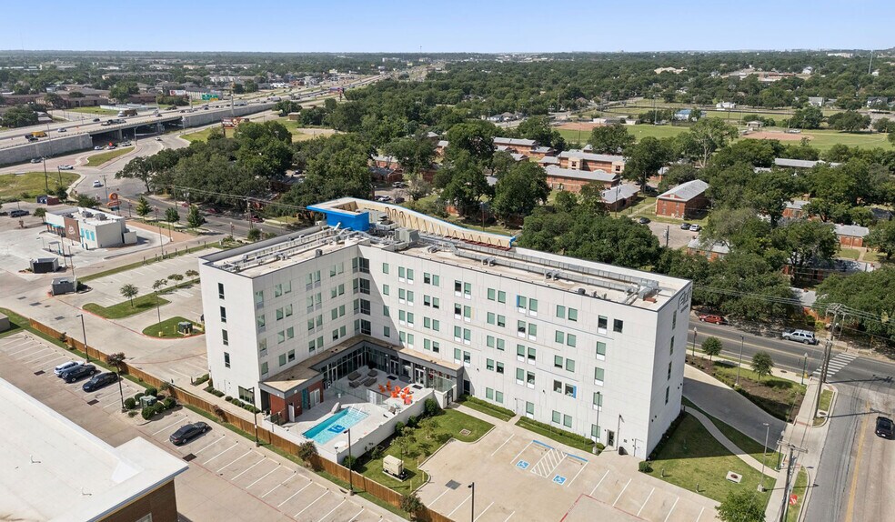 More Photos Of 900 S 11th St, Waco Hotel For Sale