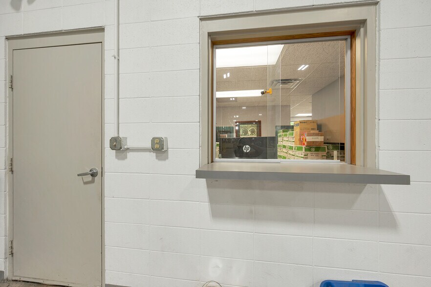 More Photos Of 1725 Suburban Dr, De Pere Manufacturing For Sale