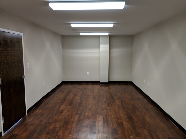 More Photos Of 297 Industrial Park Dr, Lawrenceville Warehouse For Lease