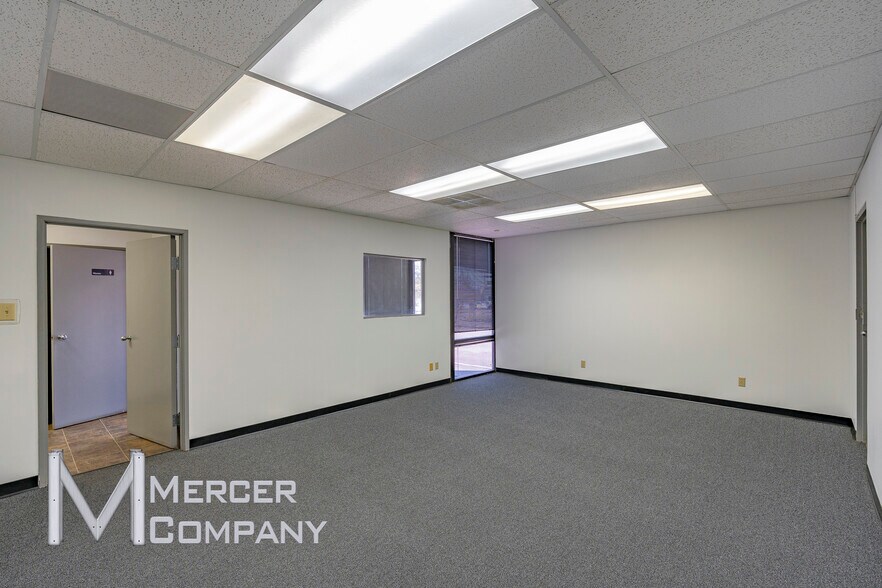 More Photos Of 201 Bronze St, Garland Flex For Lease