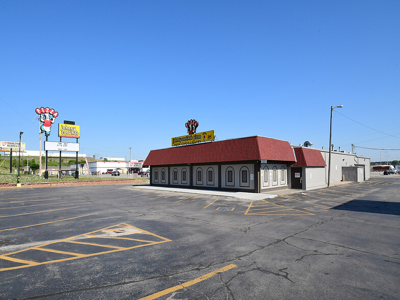 Primary Photo Of 7880-7890 L St, Omaha Restaurant For Sale