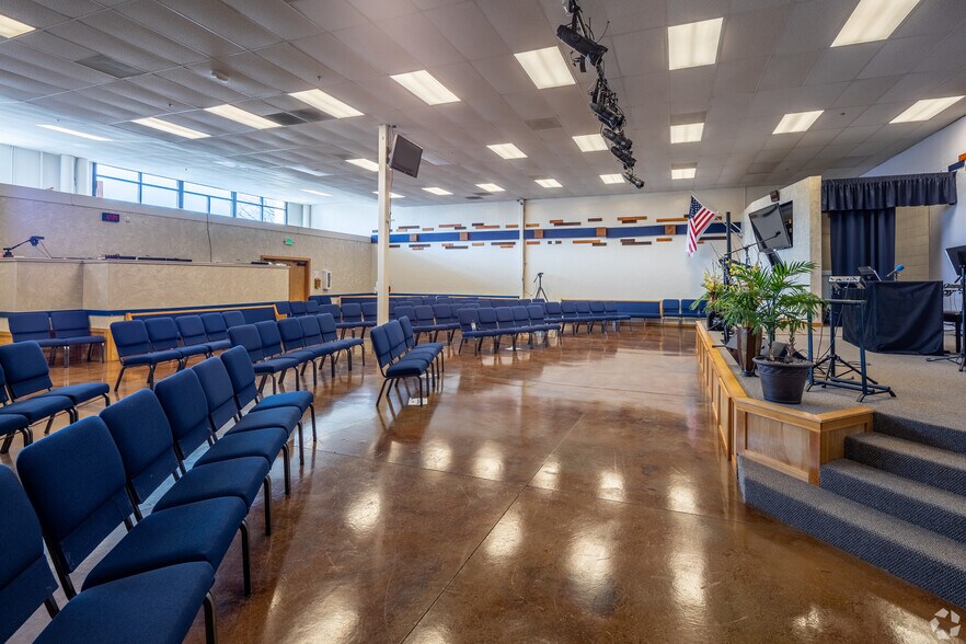 More Photos Of 1447 N 99 Hwy, Cottage Grove Storefront For Sale