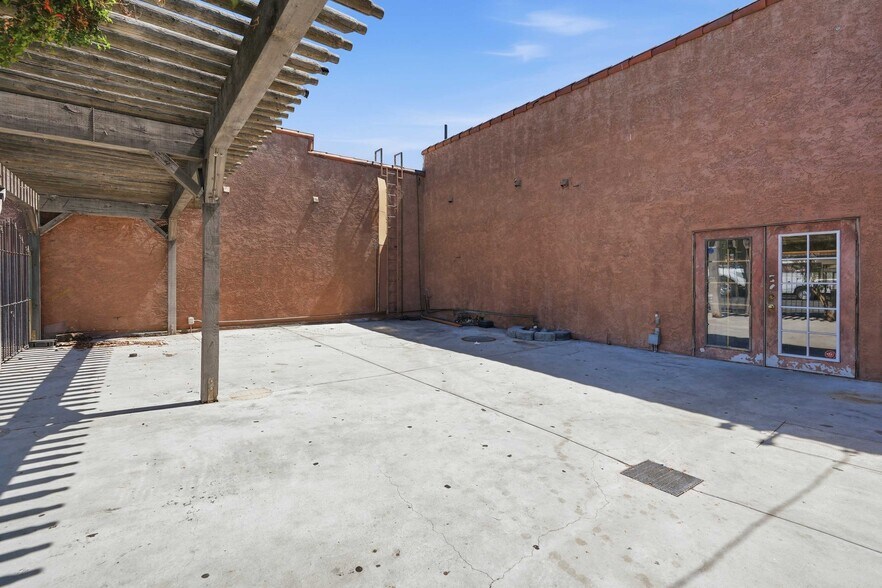 More Photos Of 24258-24274 Main St, Newhall Restaurant For Lease